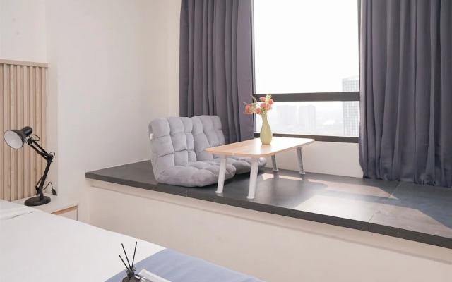 Comfortable Studio Room at Collins Boulevard Apartment