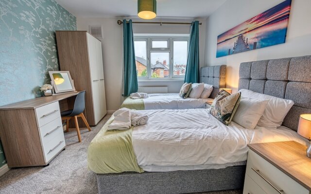 Modern 3 Bedroom 2 Bath Hse with Parking