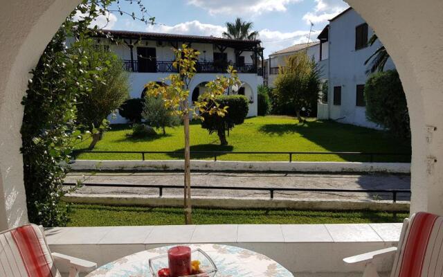 Apartment next to palm trees-200 meters from the Sea