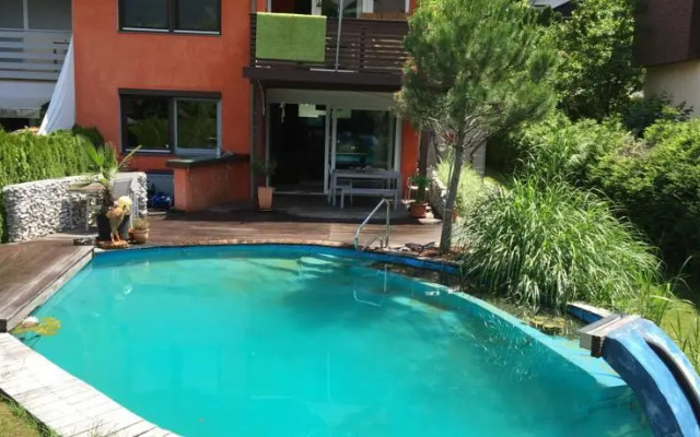 Haus mit Badeteich und Blick zum See