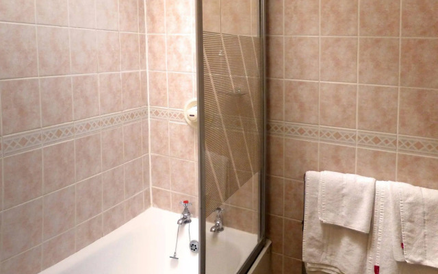 OYO Stade Court Hotel