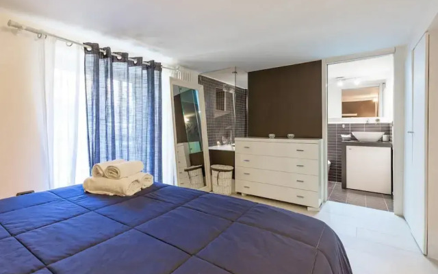 Cool Flat at Via dei Mille by Napoliapartments
