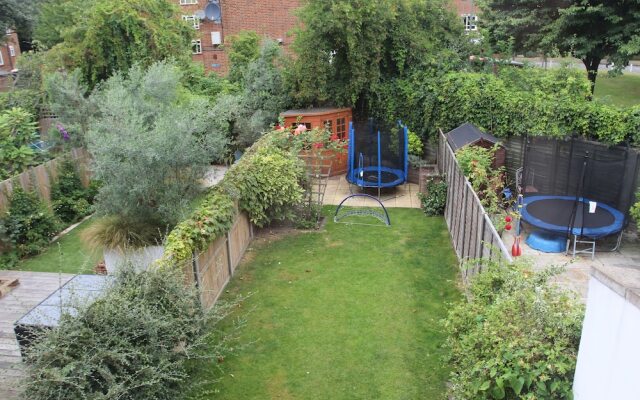 Enchanting Earlsfield Home by Wimbledon Park