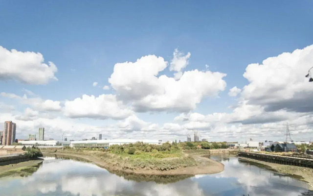 Stunning Riverside View Apartment, near Canary Wharf & O2