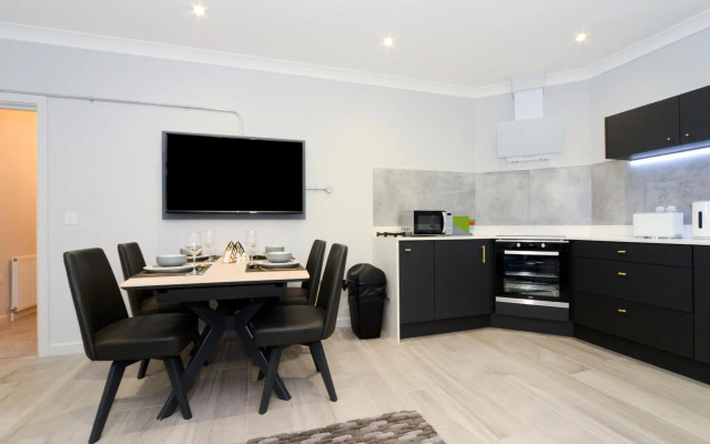 Amazing Apartment near Bournemouth, Poole & Sandbanks - WiFi & Netflix - Newly Renovated! Great Location!