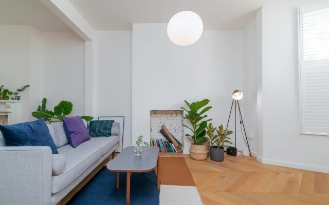 Charming 3br Home in East London W/Terrace