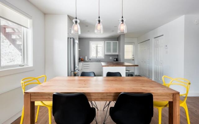 Commodious Condominium in Tranquil Lakeside Setting