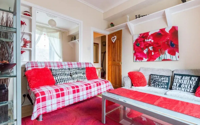 Cozy Apartment in Edinburgh near River