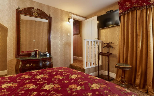Queen Anne Hotel