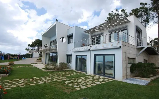 Unique Lake House In Silver Coast