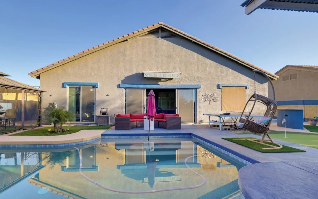 Putting Green & Hot Tub: Goodyear Retreat!