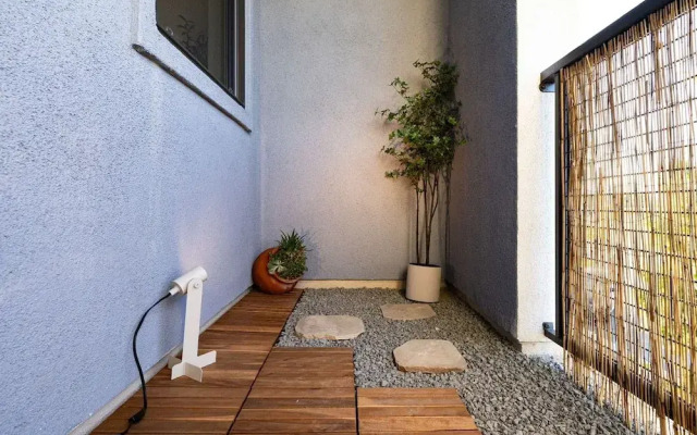 Modern Designer Stay Bright Chic Spacious