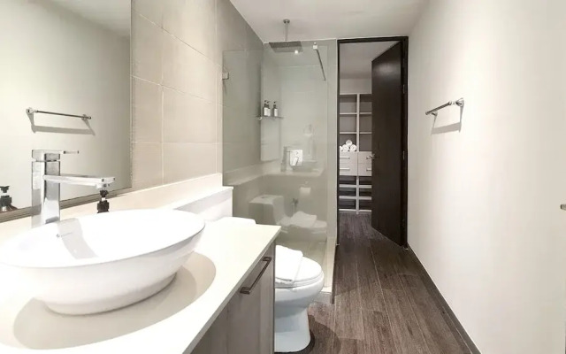 BEE Suites Santa Ana