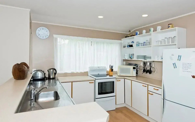 Matarangi Beachfront House - Matarangi Holiday Home