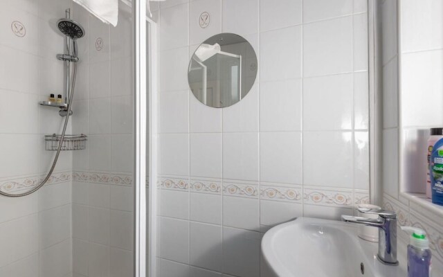Homely & Central 2 Bed Flat with Parking
