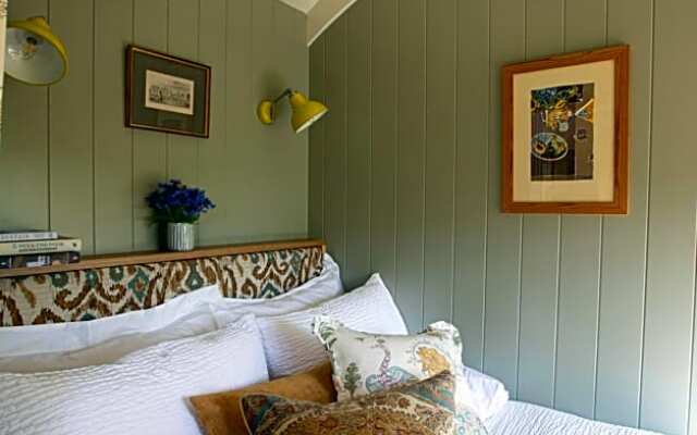 Hill House B & B & Luxury Shepherds Huts