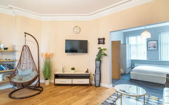 Creative & Cheerful Apartment by Avo in Sheffield