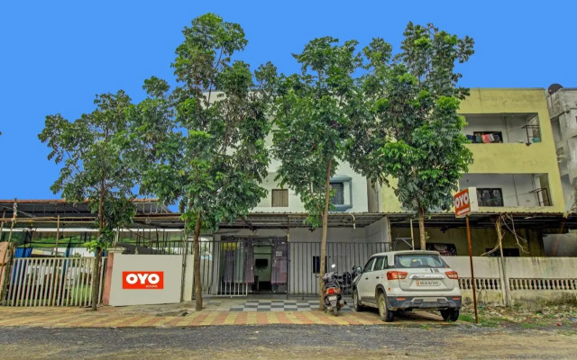 Oyo Flagship 93139 Green Lodging And Boarding