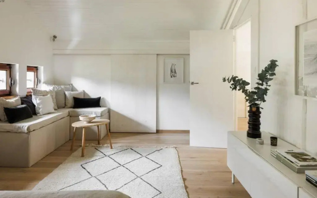 Spacious, contemporary 5Br Chalet with glacial views