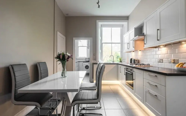 Sleek and Modern 2BR Home Near City Centre