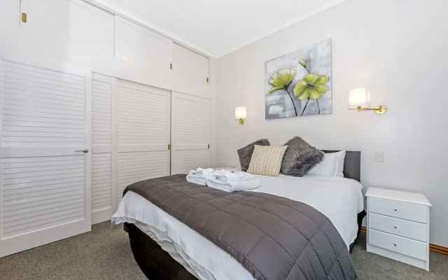 Luxury 2BR Apartment at Central Location – Guest Rooms – Auckland