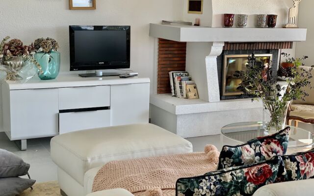 Stunning 6-bed Villa in Etoy