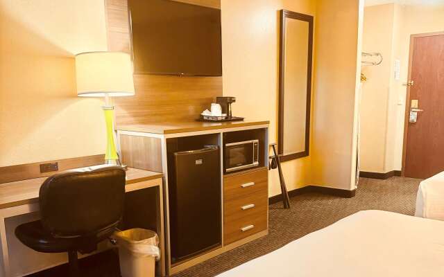 Super 8 by Wyndham St Charles