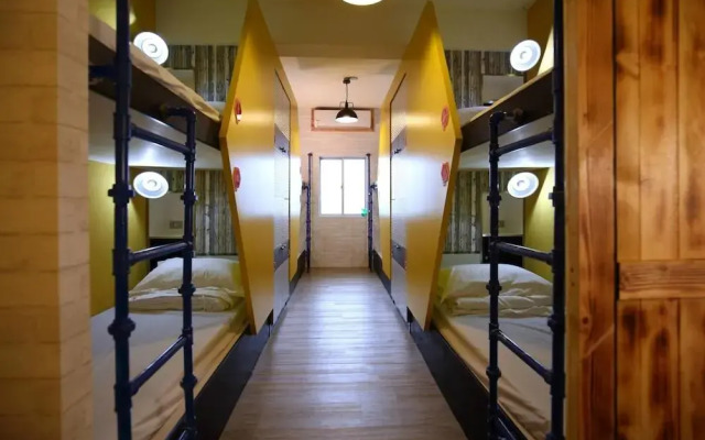 Hive Bed and Backpacker