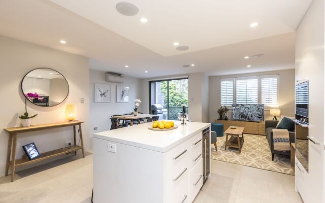 Executive 2 Storey Apartment with Pool
