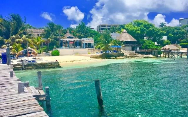 Maria's Kan Kin with Private Beach