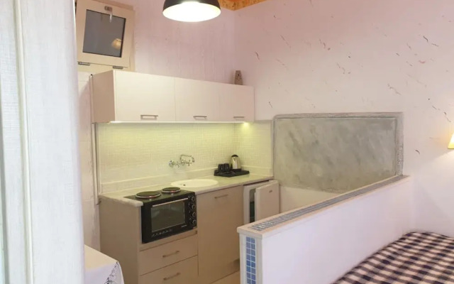 Room in Guest Room - Spacious Room in Creta for 3 People, With Ac, Swimming Pool and Nature