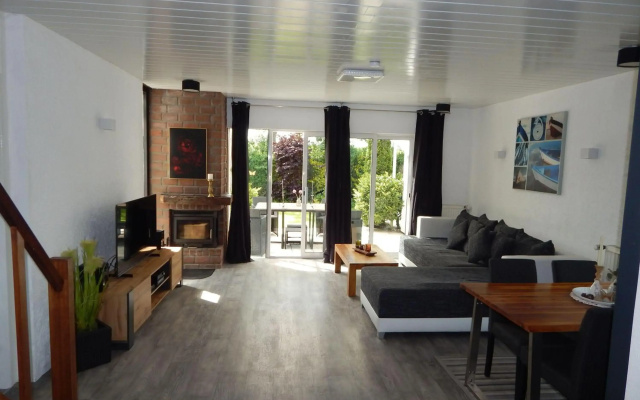 Wunderschoenes-freihstehendes-Ferienhaus-an-der-See-Sauna-Strand-Yachthafen-WLAN