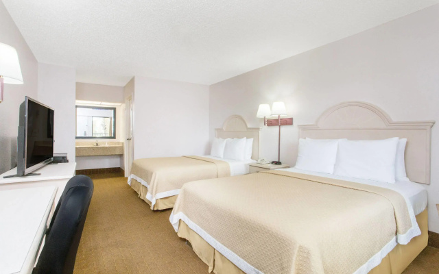 Days Inn & Suites by Wyndham Navarre - near Beaches/Hurlburt