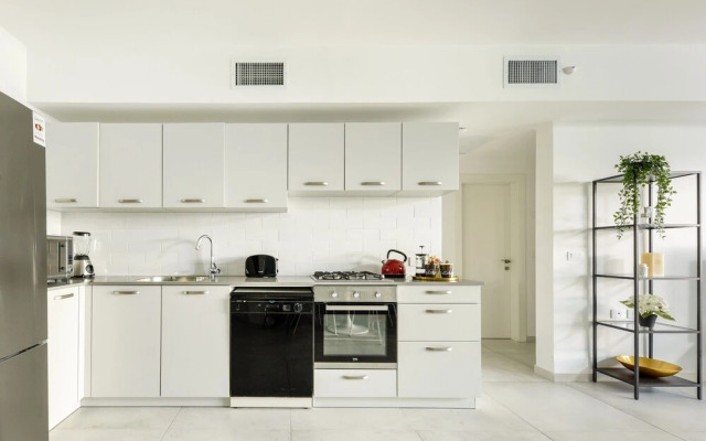 Stylish with Balcony Viewing Rothschild
