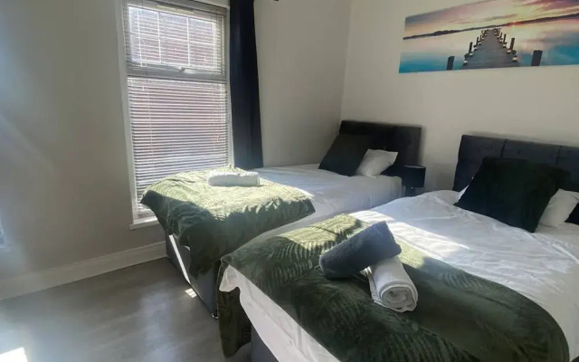 2BR Cozy Duplex in Belfast
