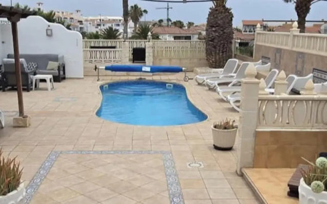3 Bed Villa - Sleeps 6 - Pool - Hottub- Parking