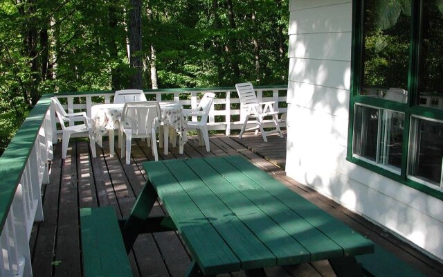 Birch Cliff Lodge on Baptiste Lake