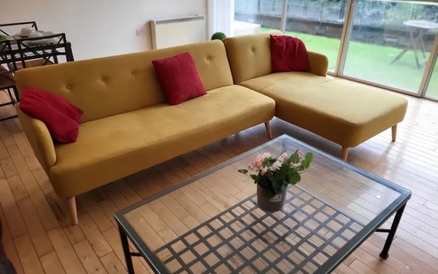 Luxury River View 2-bed Apt, Wifi, Garden, River