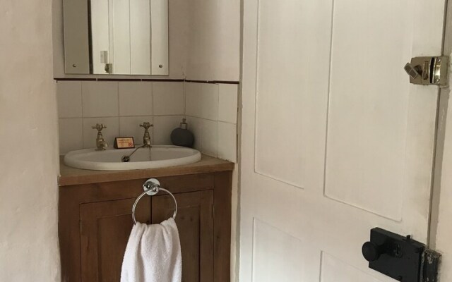 Drewe Arms Bunk Rooms & Church Cottage