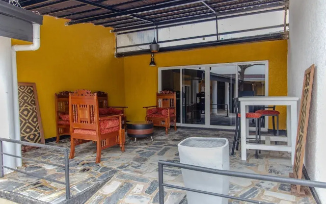 La Villa Cafe & Suites