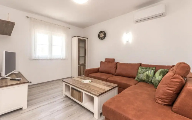 Nice Home in Ninski Stanovi With 4 Bedrooms and Wifi
