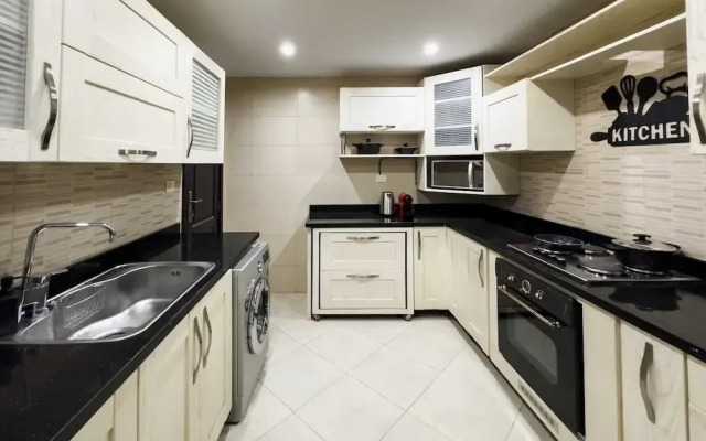Flattering 2bdr - 5 min to Airport