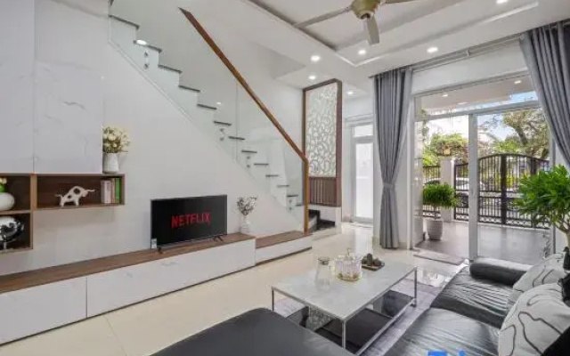 4BRs center | free public pool | balcony view pool
