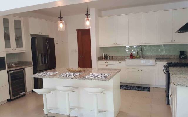 Villa in Metro Country Club