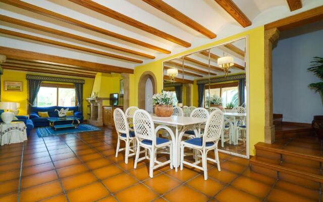Villa Cantallops