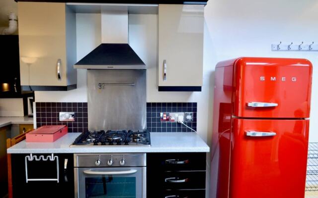 2 Bedroom Edinburgh Flat on Quiet Cobbled Street