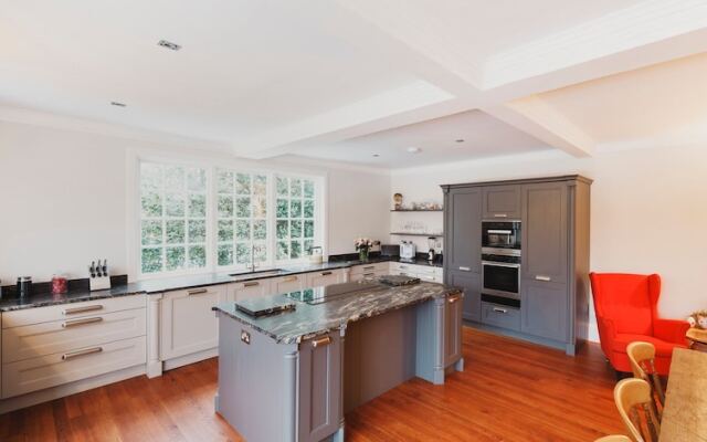 Beautiful 3 Bedroom Georgian Townhouse With Parking
