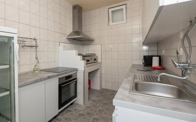 Stunning Home in Bast With 4 Bedrooms, Jacuzzi and Wifi