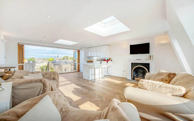 3 Bedroom Penthouse With London Skyline View
