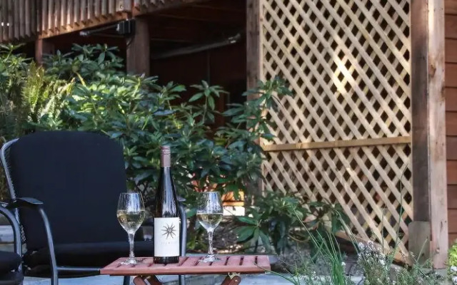 Salmonberry Inn